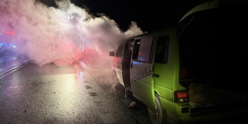 Požár dodávky poblíž nájezdu na dálnici