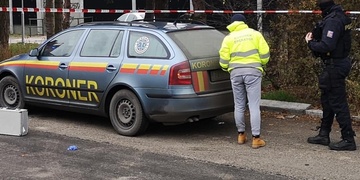 Žena pád z okna nepřežila