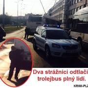 Hrozící dopravní kolaps vyřešili strážníci opravdu originálně