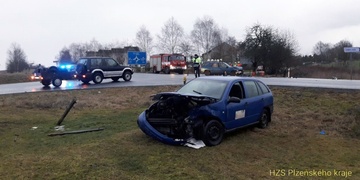 Při čelním střetu vozů utrpěli zranění dva muži