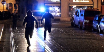 Sebevrah se vrhl na náměstí Republiky před tramvaj