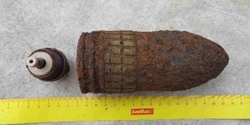 Dělostřelecký projektil a zapalovač