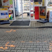 Auto srazilo dítě přímo před vchodem do čerpací stanice