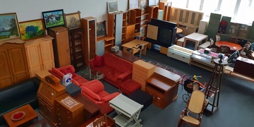 Muž se schoval v prodejně nábytku a vyčkával na vhodný okamžik