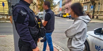 Řidička couvala v křižovatce, nesvítila a navíc ještě nadýchala téměř jedno promile