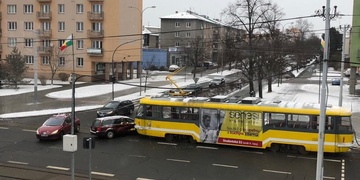Srážka tramvaje s osobním autem