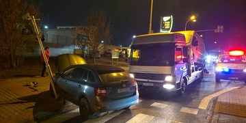 Náraz odhodil auto nepozorné řidičky na semafor