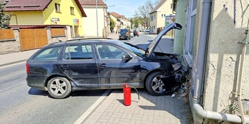 Po střetu skončilo vozidlo ve zdi domu