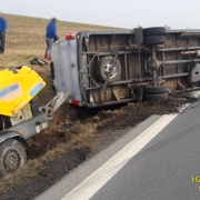 S dodávkou se převrátil do příkopu