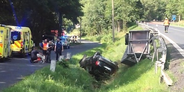 Vážná dopravní nehoda si vyžádala zranění řidiče i jeho spolujezdkyně
