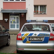Na Slovanech se v bytě zabarikádoval muž