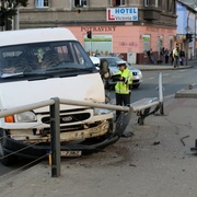 Aktuálně: Totálně opilý ukrajinec vletěl s dodávkou do tramvajové zastávky