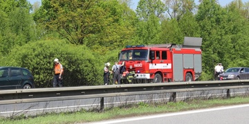 Na dálnici před Plzní začalo za jízdy hořet auto