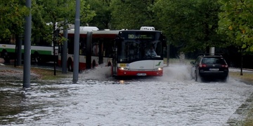 Krátká, ale vydatná přeháňka, změnila ulice v řeky a zatopila sklepy