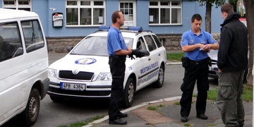 Rozkopal popelnice a pak i odpadkové koše na zastávce