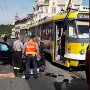 Srážka tramvaje s osobním vozem