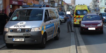 Na Klatovské třídě srazilo auto přebíhajícího mladíka