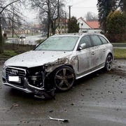 Totálně opilý řidič náklaďáku naboural osobní vůz, ujel a pak havaroval
