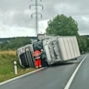 Převrácený kamion komplikuje dopravu mezi Plzní a Karlovými Vary