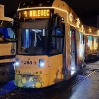 Vánoční tramvaj vykolejil a zničil náraz nákladního vozu