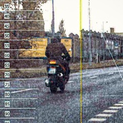 Motorkář se zákazem řízení jel na padesátce 108 km/h a řidič auta pak dokonce 114 km/h