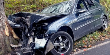 Mladý řidič nepřizpůsobil rychlost, nezvládl své auto a skončil s ním ve stromě
