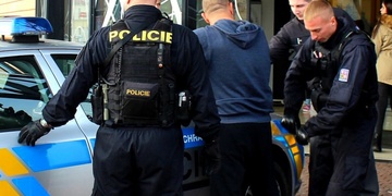 Opilý Slovák těžce řádil v Kauflandu a pak napadl i strážníky