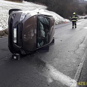 Další převrácené auto