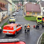 Střet cyklisty s autem, na místo musel pro těžce zraněného letět vrtulník