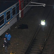 Muž prý schválně skočil pod přijíždějící vlak