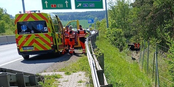 U Ejpovic vyletěl osobní vůz z dálnice a skončil na střeše