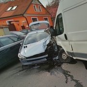 Senior se s autem doslova vklínil mezi další dva vozy