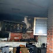 Požár v rodinném domku, záchranáři do nemocnice transportovali rodinu s malými dětmi