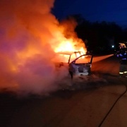 Požáry v přírodě, popadané stromy i hořící auto