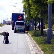 Kamion auto tlačil dvacet metrů