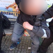 Černý pasažér zaútočil na revizora, jeho žena během toho předstírala hluchotu a pak omdlévání