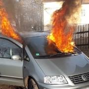 Po nastartování začalo auto hořet