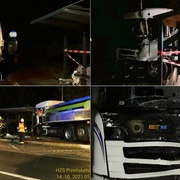 Cisterna zdemolovala autobusovou zastávku