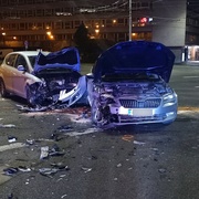 Během noční dopravní nehody byl zraněn taxikář i jeho pasažér