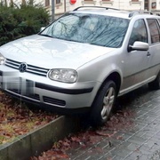 Silně opilý zůstal s autem viset na obrubníku