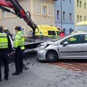 Odtahové vozidlo Městské policie Plzeň utrpělo nehodu, zraněná je i policistka
