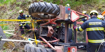 Muže zavalil traktor