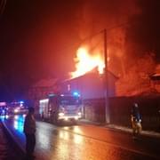 Pět jednotek hasičů bojovalo s požárem rodinného domu