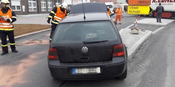 Nepozorný řidič si rozpáral auto