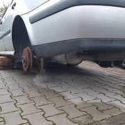 Auto našel bez kol a postavené na cihlách