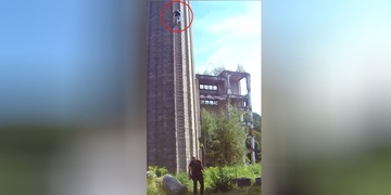 Zfetovaný muž seděl na komíně patnáct metrů nad zemí