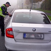 Spolujezdec prý potřeboval stihnout autobus a řidič teď přijde o řidičák