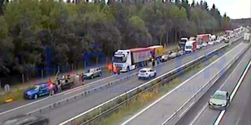 Nehoda na D5 komplikuje provoz
