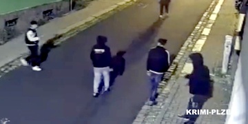 Partička náctiletých výrostků teorizuje obyvatele