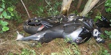 Motorkář vyletěl ze silnice a narazil do stromu